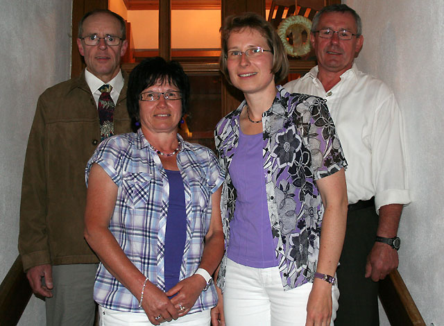 Die Gewinner der Maibaumverlosung 2010 mit Vorstand Knöckl und Kommandant Schmerbeck.